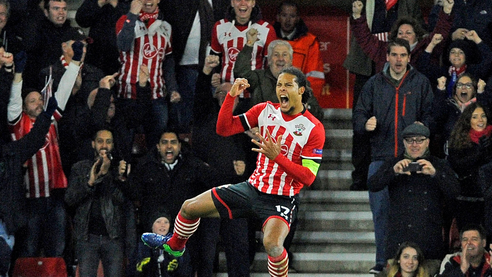 Van Dijk celebra un gol con el Southampton