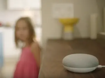 Dos niñas hablan con Google Home Dos niñas hablan con Google Home