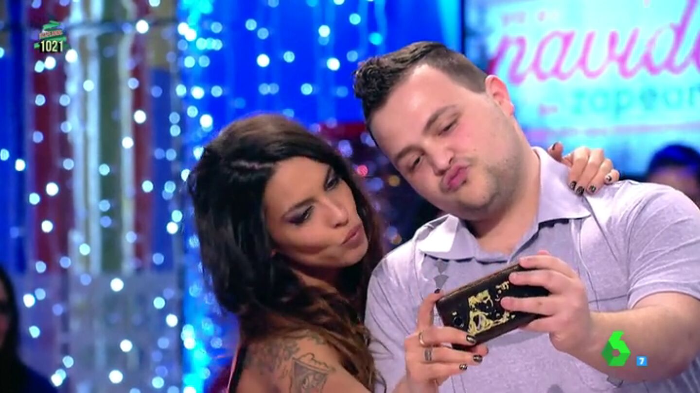 Lorena Castell y un fan del p&uacute;blico