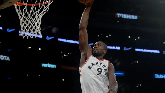 Ibaka hace un mate durante un partido con los Raptors Ibaka hace un mate durante un partido con los Raptors