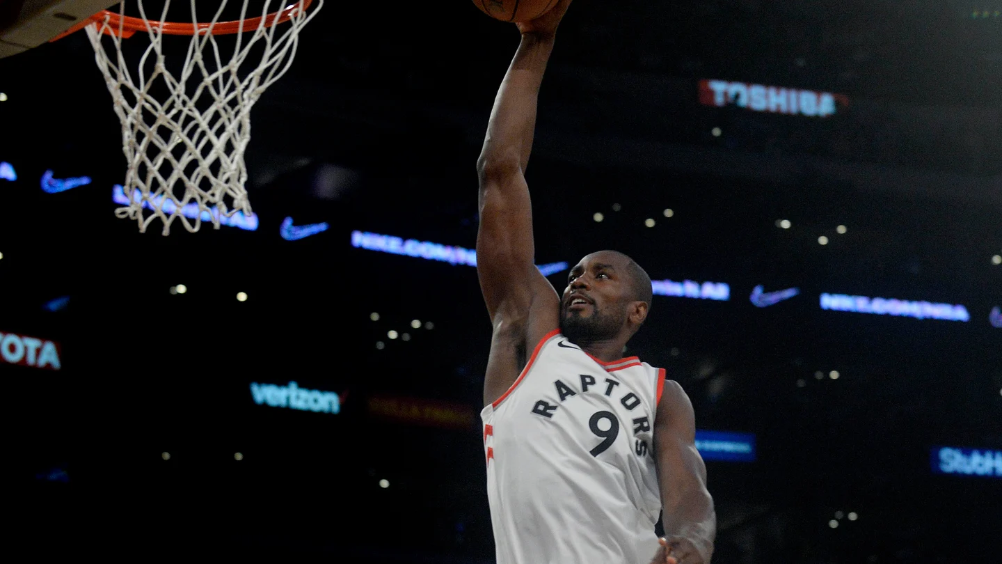 Ibaka hace un mate durante un partido con los Raptors Ibaka hace un mate durante un partido con los Raptors