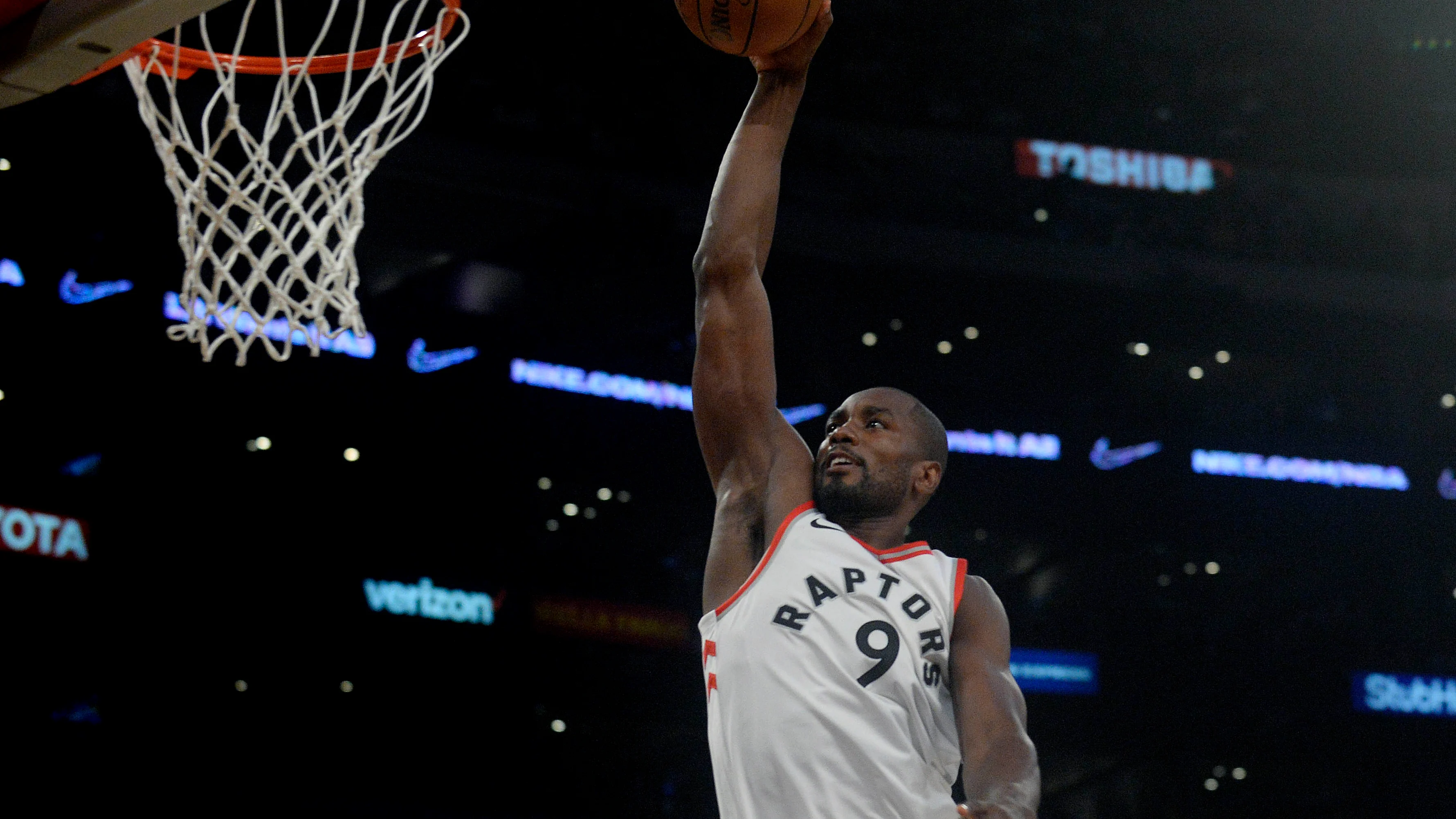 Ibaka hace un mate durante un partido con los Raptors Ibaka hace un mate durante un partido con los Raptors