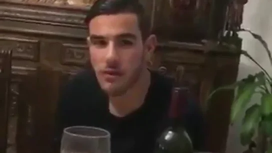 Lucas Hernández se mofa del Madrid en su felicitación de Navidad: ¡Ojo a la reacción de Theo! Lucas Hernández se mofa del Madrid en su felicitación de Navidad: ¡Ojo a la reacción de Theo!