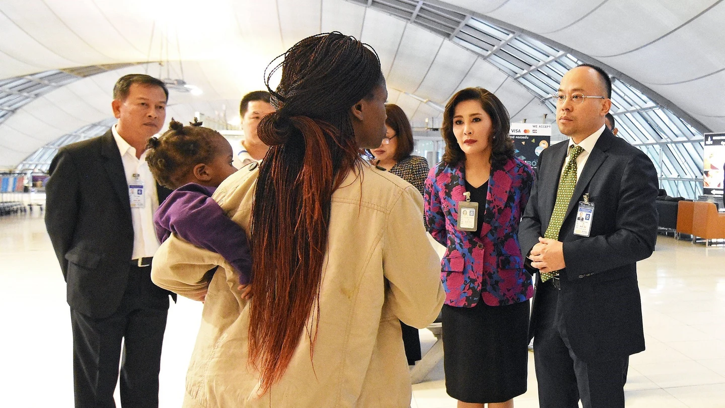 Personal del aeropuerto hablan con miembros de la familia zimbabuense que ha permanecido tres meses en el Aeropuerto Internacional Suvarnabhumi en la provincia de Samut Prakan, a las afueras de Bangkok, Personal del aeropuerto hablan con miembros de la familia zimbabuense que ha permanecido tres meses en el Aeropuerto Internacional Suvarnabhumi en la provincia de Samut Prakan, a las afueras de Bangkok,