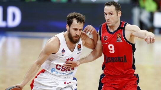 Sergio Rodr&iacute;guez intenta avanzar ante la defensa de Marcelinho Huertas