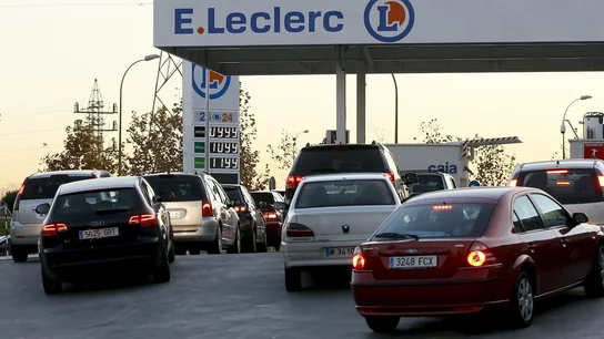 Colas de vehiculos esperan para repostar en una gasolinera de Madrid Colas de vehiculos esperan para repostar en una gasolinera de Madrid