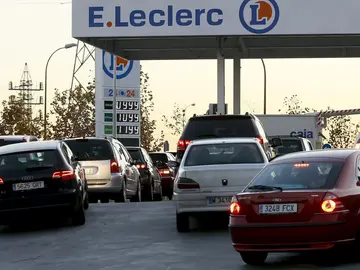 Colas de vehiculos esperan para repostar en una gasolinera de Madrid Colas de vehiculos esperan para repostar en una gasolinera de Madrid