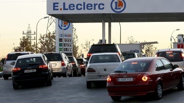 Colas de vehiculos esperan para repostar en una gasolinera de Madrid