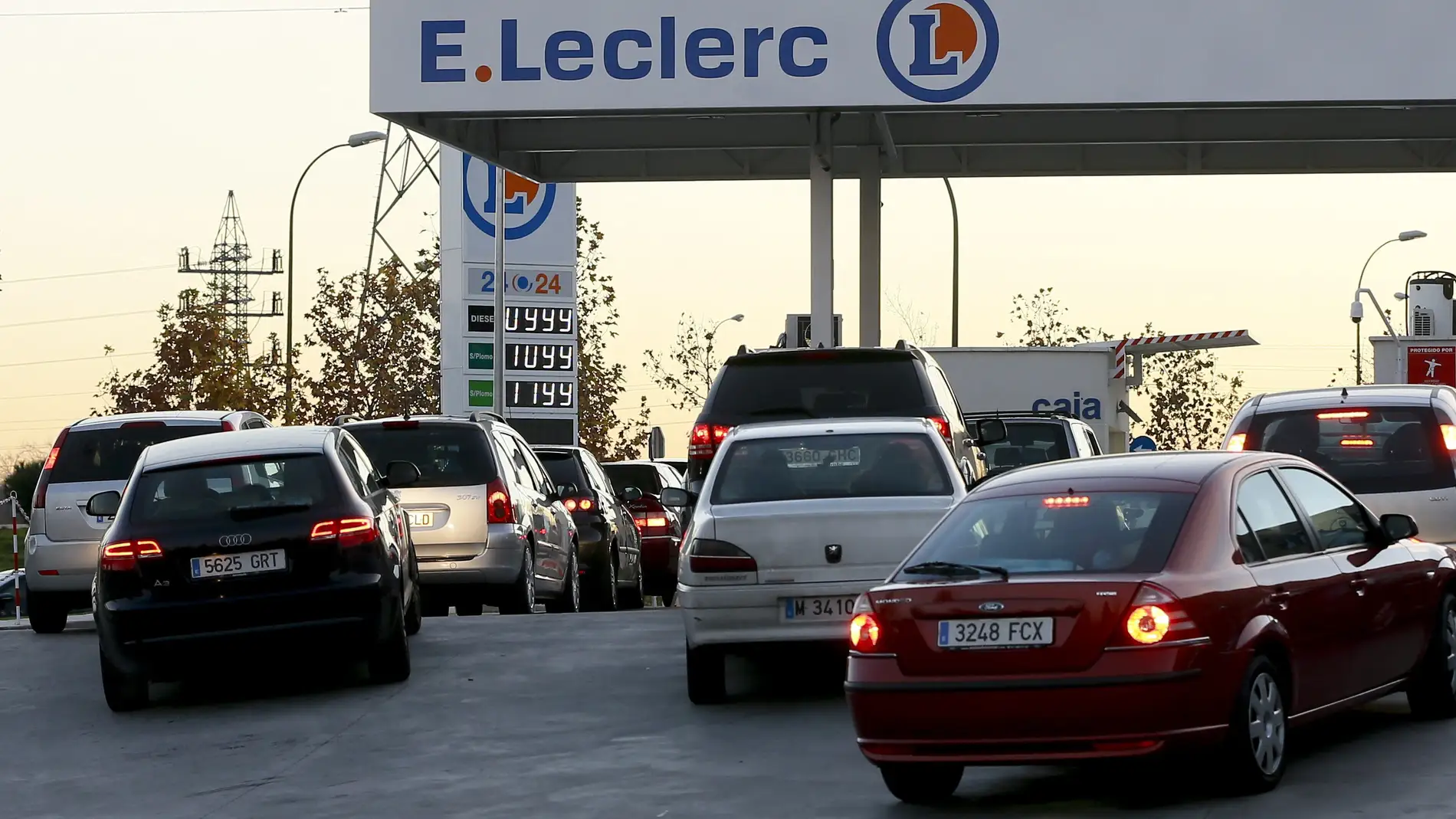 Colas de vehiculos esperan para repostar en una gasolinera de Madrid