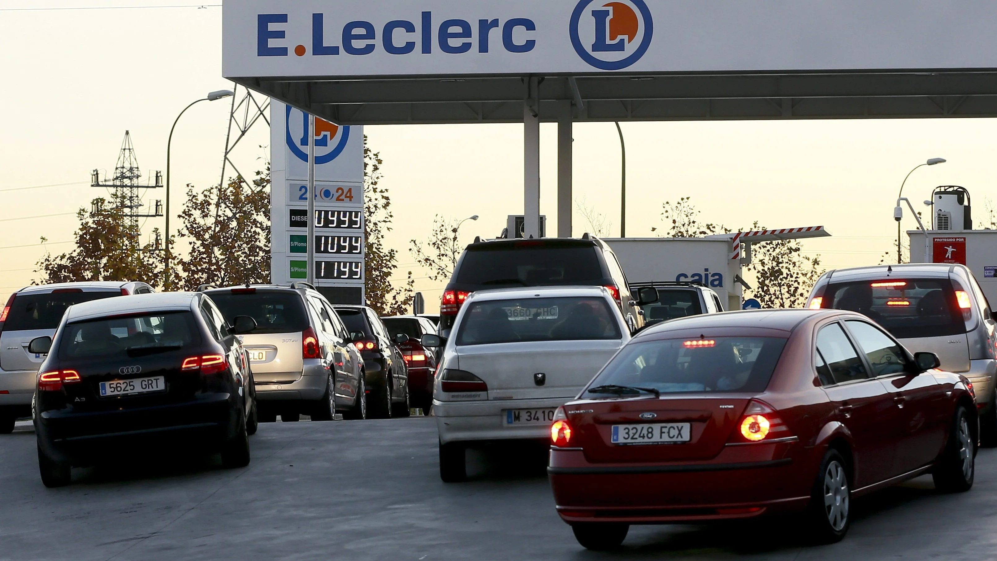 Colas de vehiculos esperan para repostar en una gasolinera de Madrid