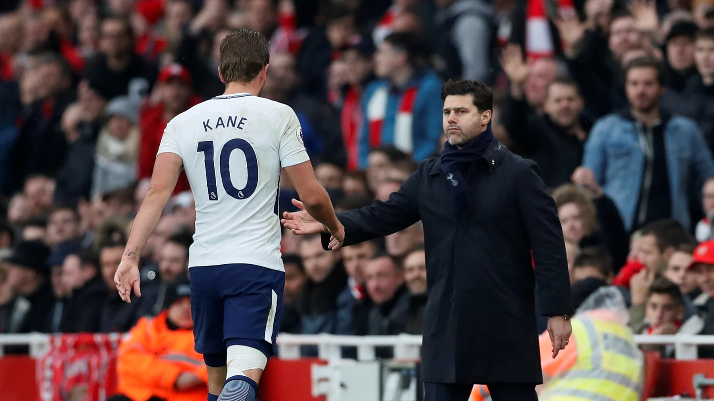 Pochettino felicita a Kane durante un partido Pochettino felicita a Kane durante un partido