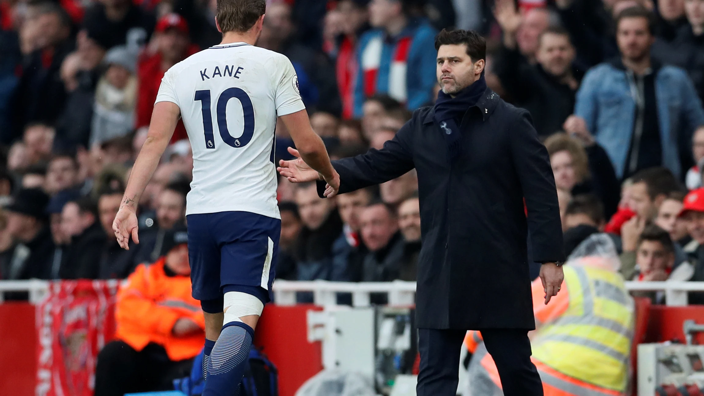 Pochettino felicita a Kane durante un partido