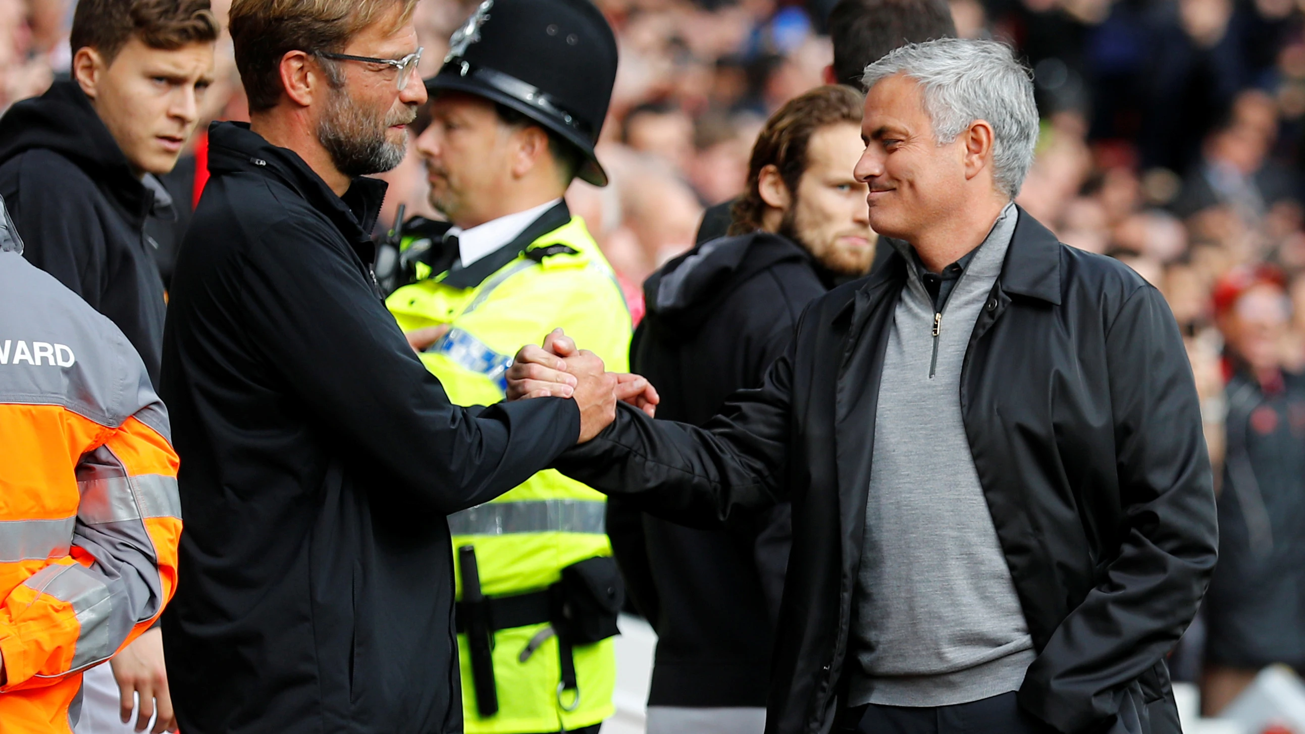 Klopp y Mourinho se saludan tras un partido