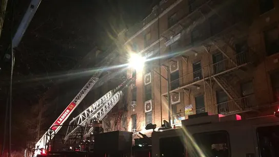 Incendio en un edificio de apartamentos en el distrito del Bronx, en Nueva York Incendio en un edificio de apartamentos en el distrito del Bronx, en Nueva York