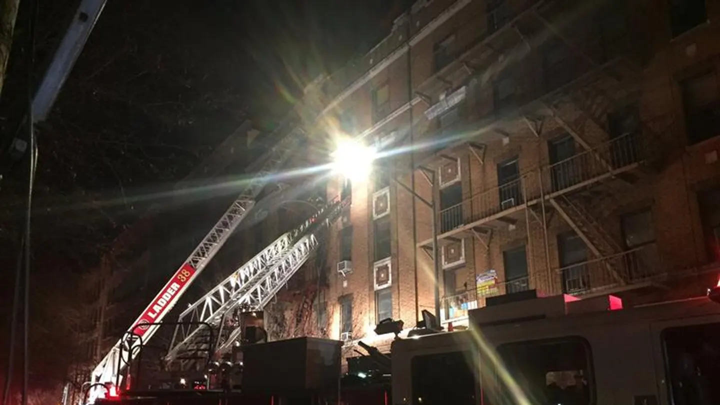 Incendio en un edificio de apartamentos en el distrito del Bronx, en Nueva York Incendio en un edificio de apartamentos en el distrito del Bronx, en Nueva York