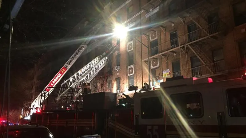 Incendio en un edificio de apartamentos en el distrito del Bronx, en Nueva York