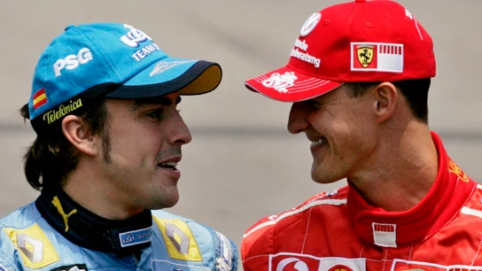 Fernando Alonso y Michael Schumacher dialogan Fernando Alonso y Michael Schumacher dialogan