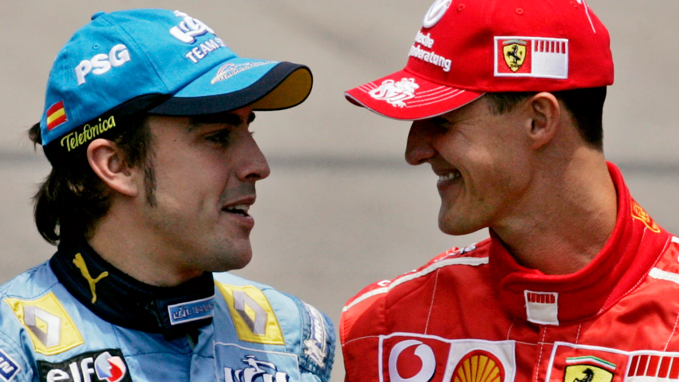 Fernando Alonso y Michael Schumacher dialogan