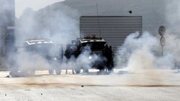 Soldados israelíes disparan granadas de gas lacrimógeno contra palestinos durante enfrentamientos en el control de Huwwara, cerca de la ciudad cisjordania de Nablus