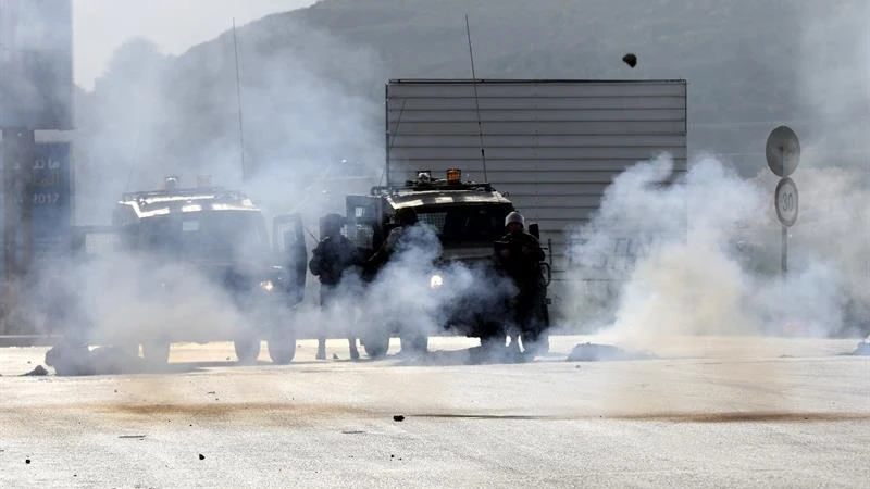 Soldados israelíes disparan granadas de gas lacrimógeno contra palestinos durante enfrentamientos en el control de Huwwara, cerca de la ciudad cisjordania de Nablus