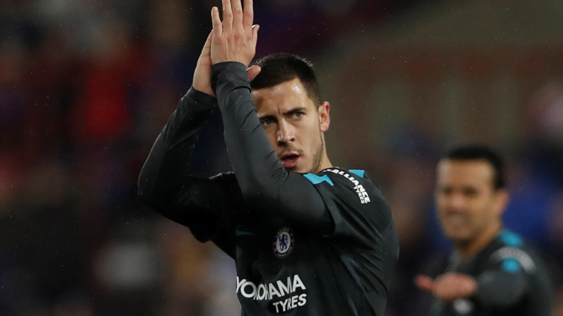 Hazard aplaude a los aficionados Hazard aplaude a los aficionados