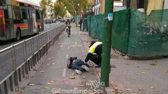 Un ebrio se queda dormido en pleno carril bici Un ebrio se queda dormido en pleno carril bici