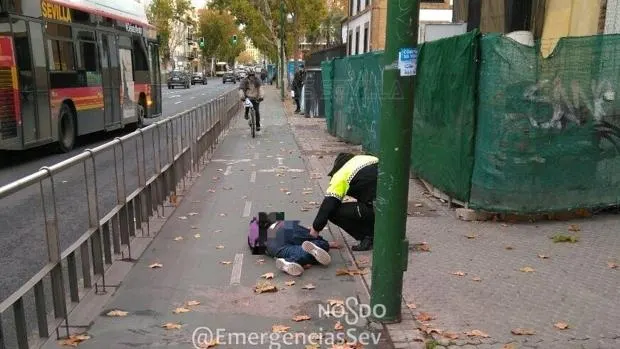 Un ebrio se queda dormido en pleno carril bici