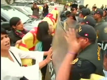 Protesta de mujeres ante el hospital en el que está ingresado Fujimori Protesta de mujeres ante el hospital en el que está ingresado Fujimori