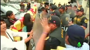 Protesta de mujeres ante el hospital en el que está ingresado Fujimori