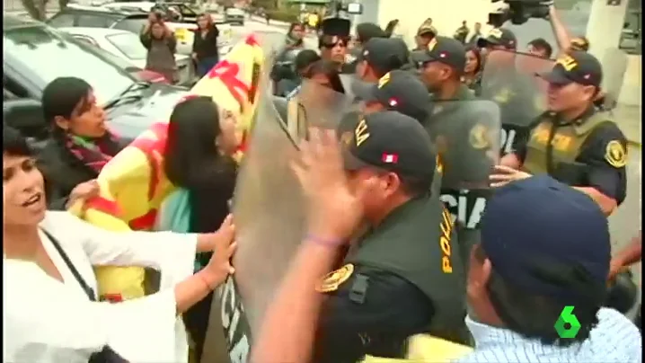 Protesta de mujeres ante el hospital en el que está ingresado Fujimori