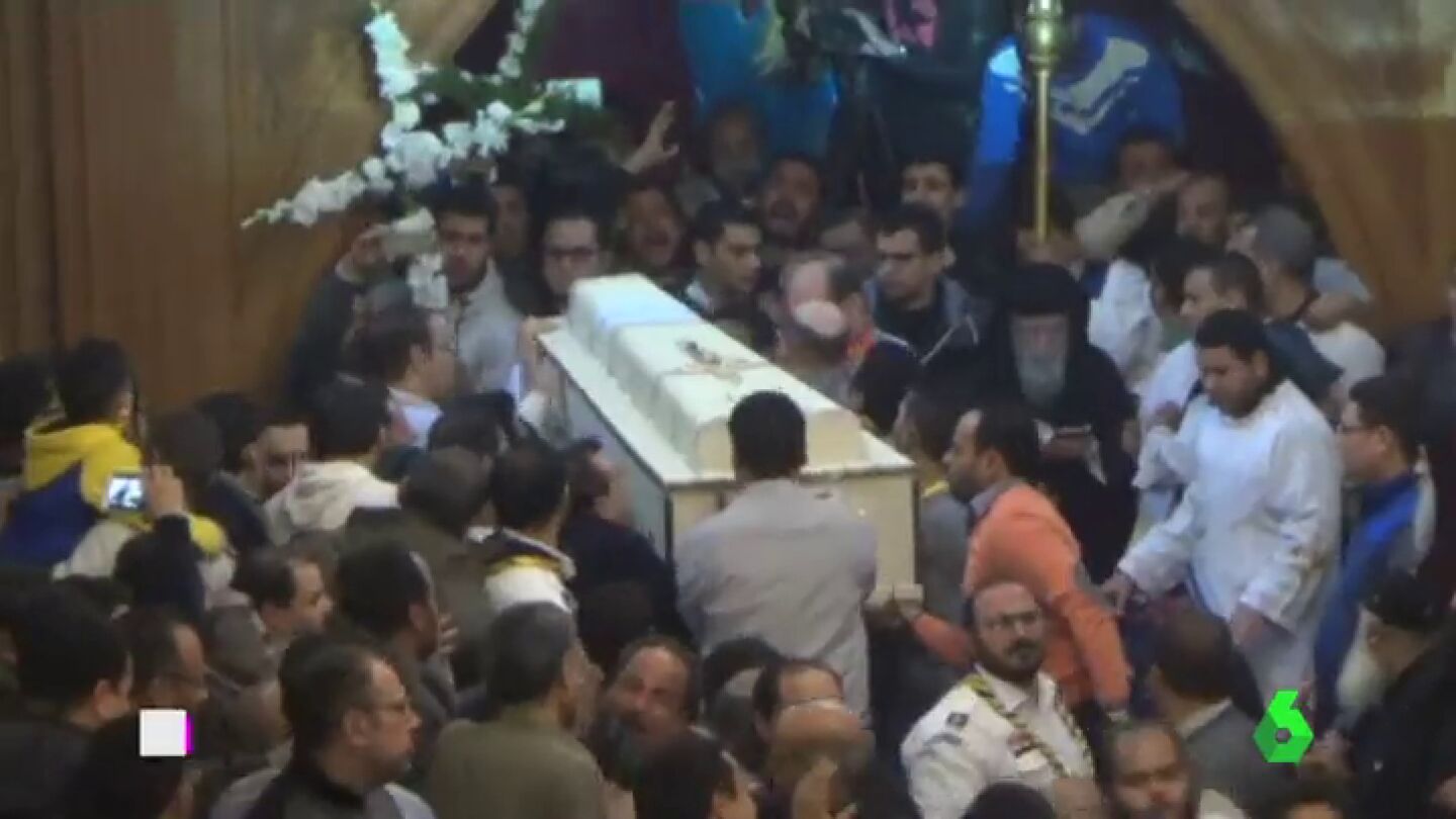 Funerales por las v&iacute;ctimas del tiroteo de D&aacute;esh en una iglesia copta de El Cairo