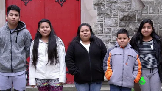 Carmela posa junto a sus cuatro hijos Carmela posa junto a sus cuatro hijos