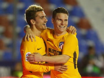 Gameiro y Griezmann celebran un gol Gameiro y Griezmann celebran un gol