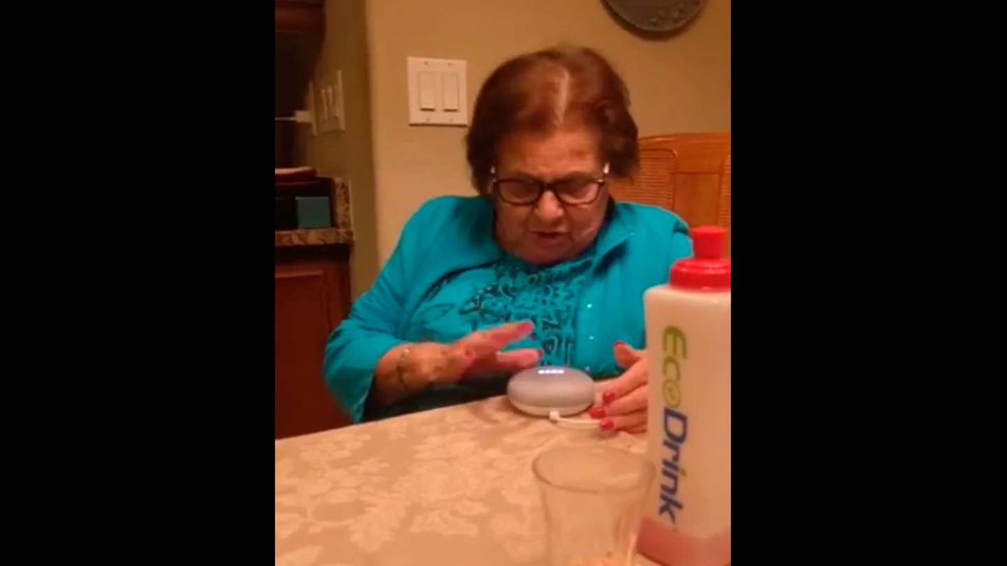 Una abuela usa por primera vez un altavoz inteligente Una abuela usa por primera vez un altavoz inteligente