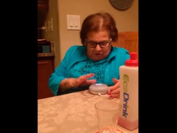 Una abuela usa por primera vez un altavoz inteligente Una abuela usa por primera vez un altavoz inteligente