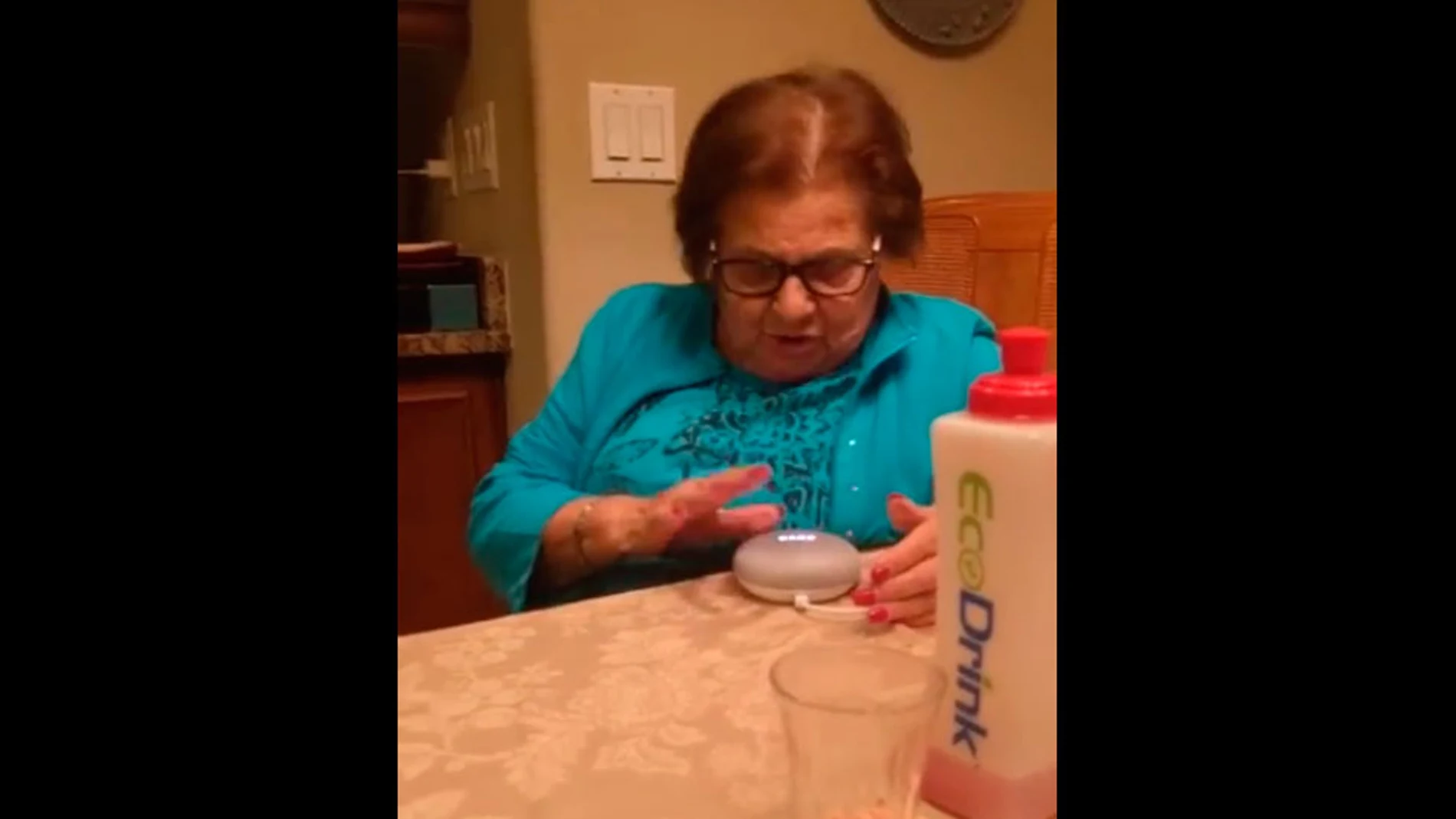 Una abuela usa por primera vez un altavoz inteligente