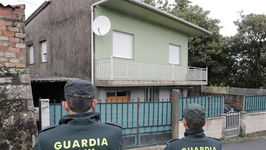 Agentes de la Guardia Civil en Rianxo (A Coruña), frente a la vivienda de 'El Chicle' Agentes de la Guardia Civil registran en Rianxo (A Coruña) la vivienda de 'El Chicle'