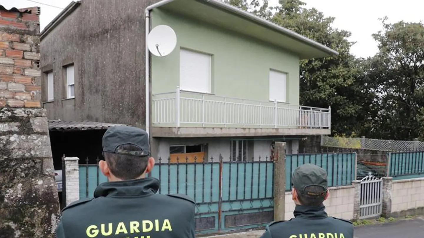 Agentes de la Guardia Civil en Rianxo (A Coruña), frente a la vivienda de 'El Chicle' Agentes de la Guardia Civil registran en Rianxo (A Coruña) la vivienda de 'El Chicle'