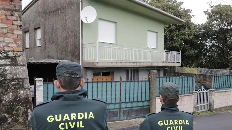 Agentes de la Guardia Civil registran en Rianxo (A Coruña) la vivienda de 'El Chicle'