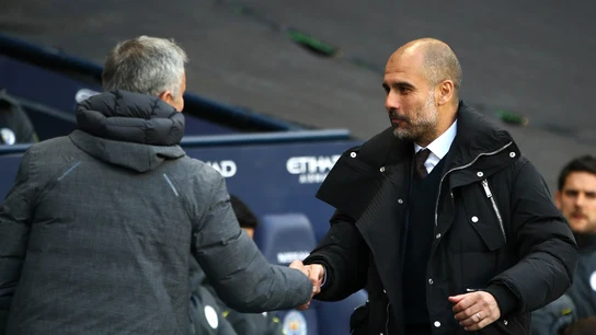 Guardiola saluda a Mourinho Guardiola saluda a Mourinho