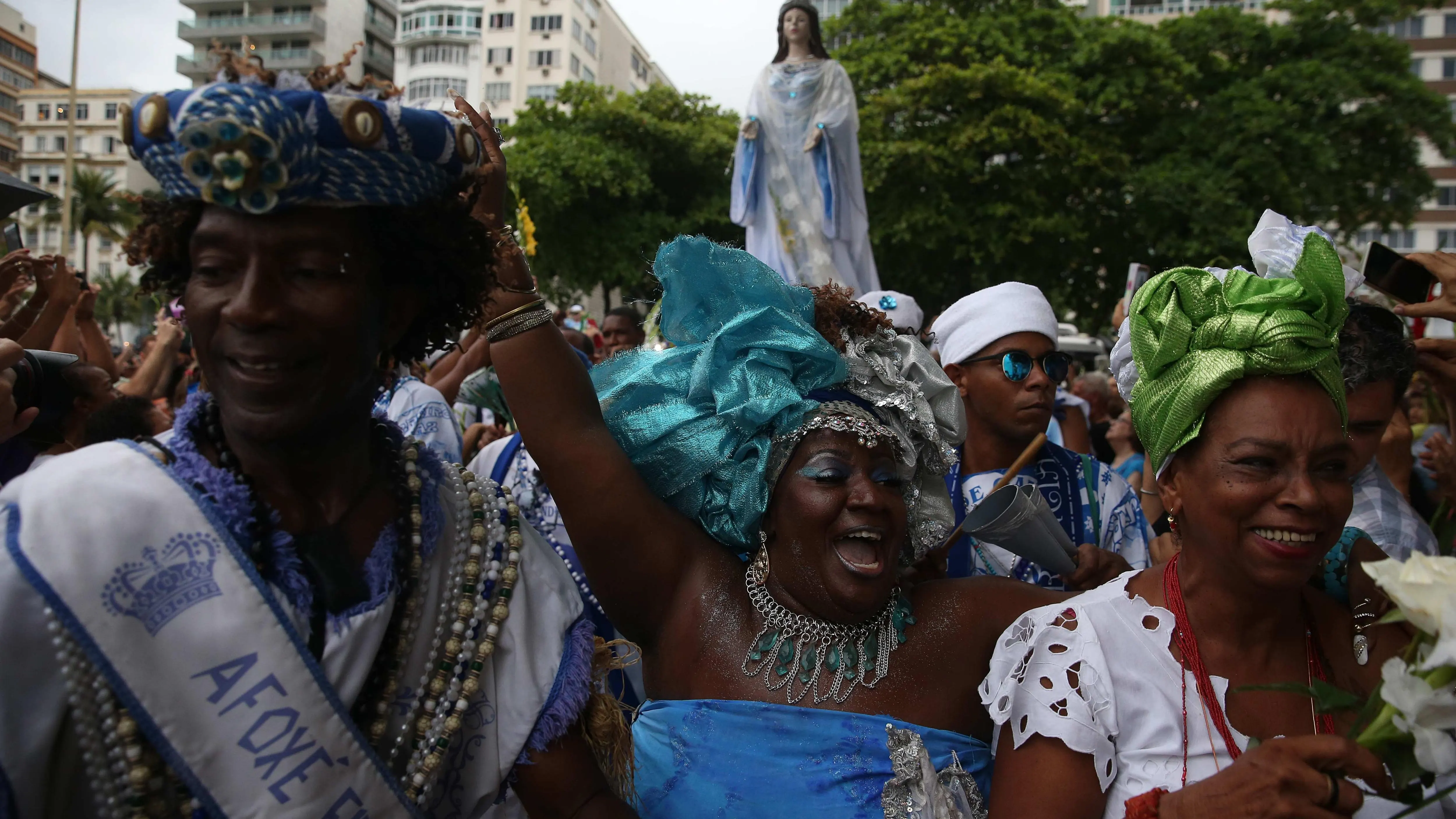 Los fieles de Iemanjá rinden homenaje a la diosa de las aguas