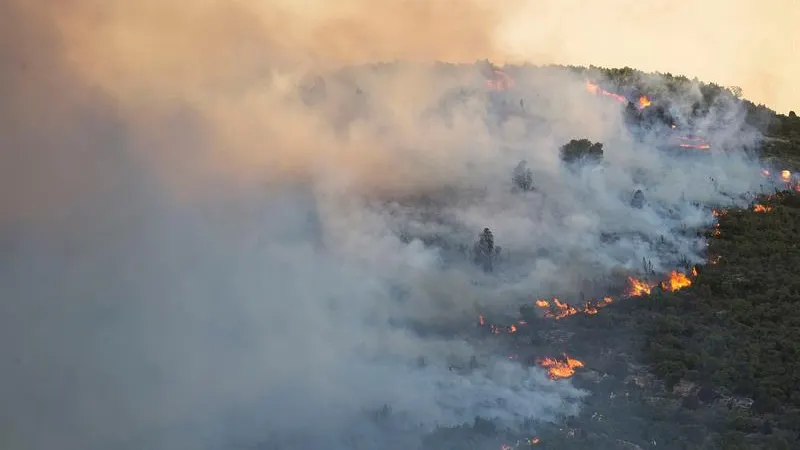 Vista general del incendio forestal en Culla