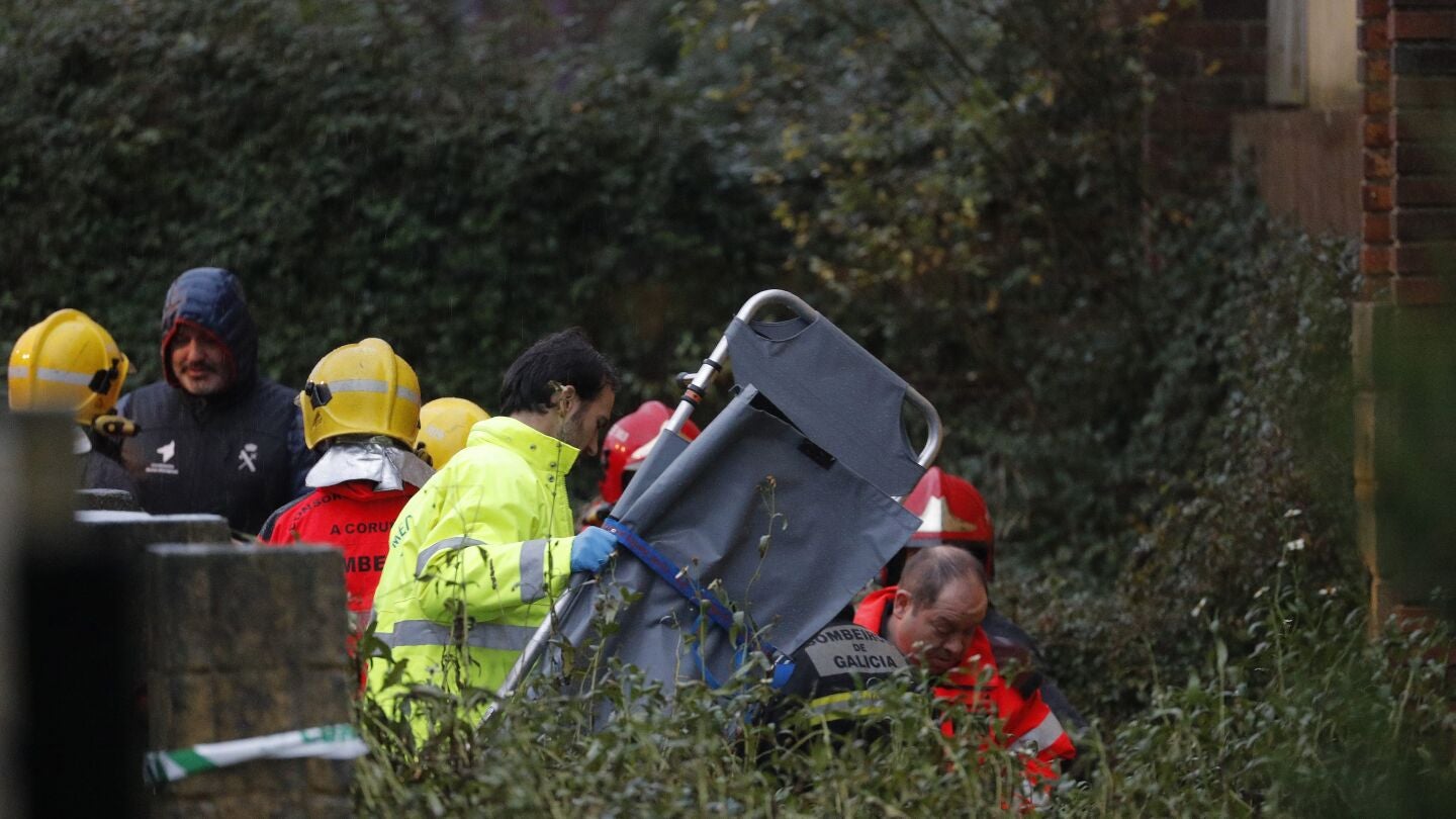 Efectivos de la UCO y del cuerpo de Bomberos trabajan en la nave industrial de Asados