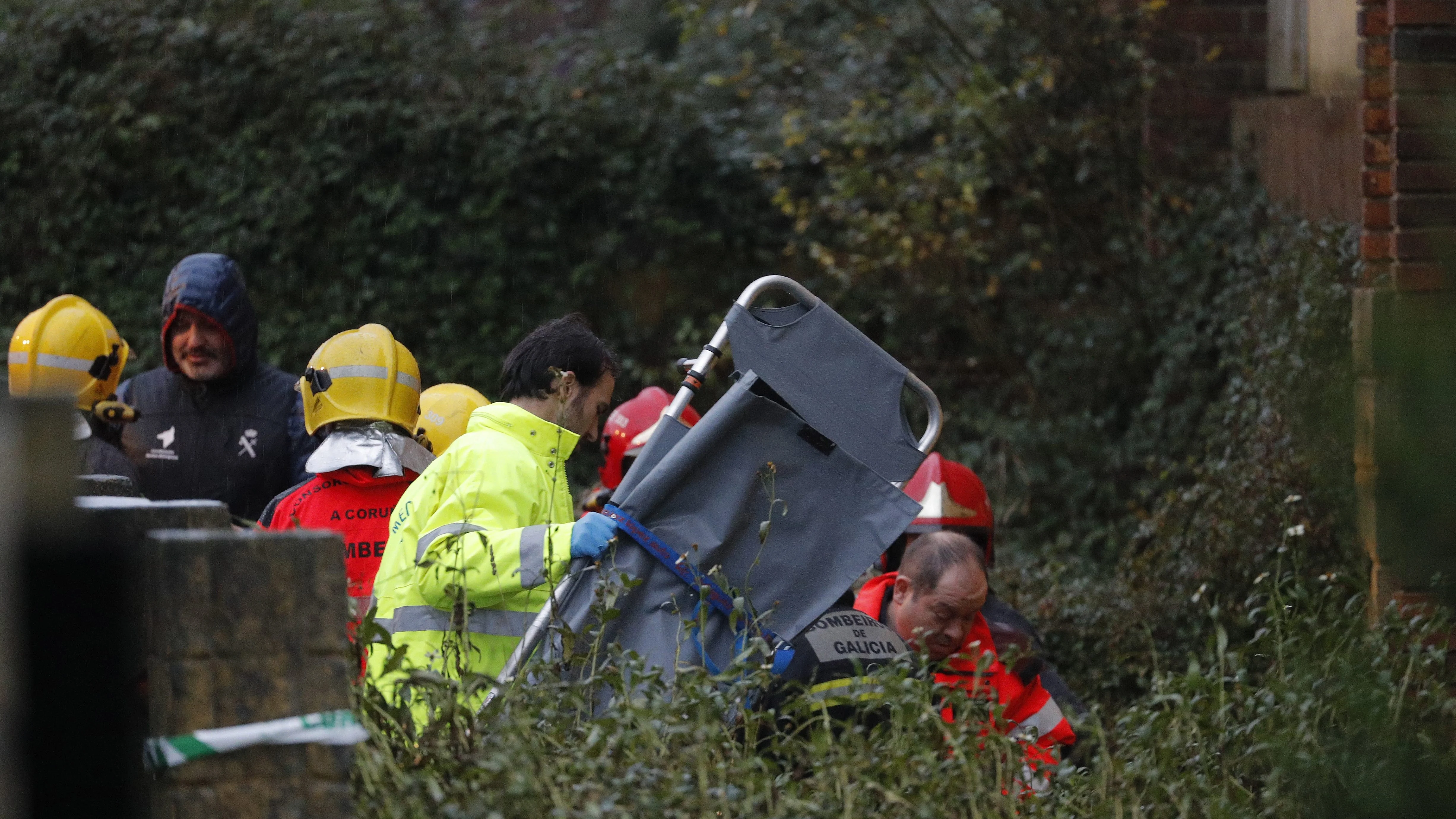 Efectivos de la UCO y del cuerpo de Bomberos trabajan en la nave industrial de Asados