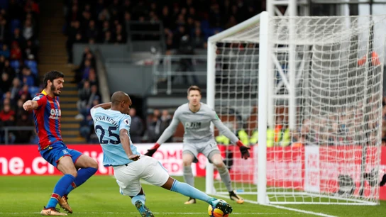 Ocasión de Fernandinho para el City Ocasión de Fernandinho para el City