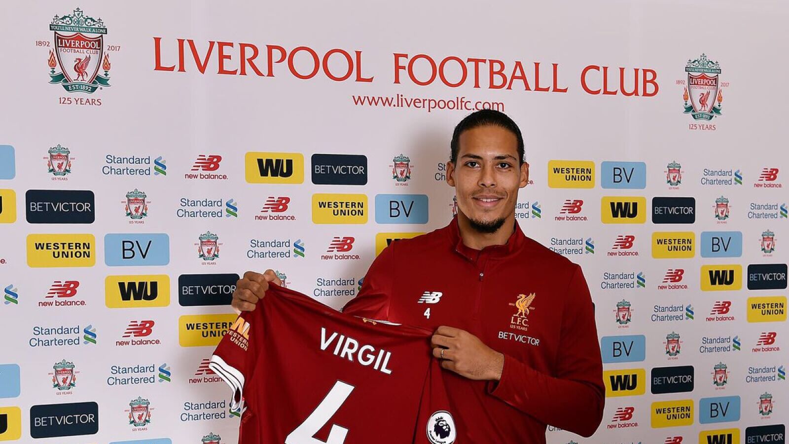 Van Dijk, presentado con el Liverpool
