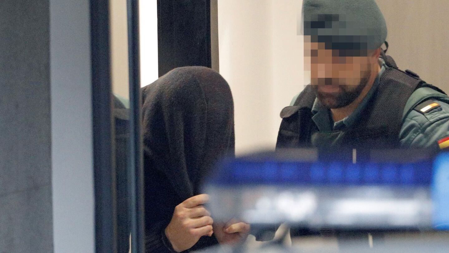 Jos&eacute; Enrique Abu&iacute;n Gey, 'el Chicle', detenido por la muerte violenta de la joven Diana Quer, es trasladado por agentes de la Guardia Civil