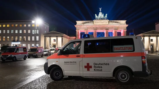 Ambulancia de la Cruz Roja en la puerta de Brandemburgo de Berlín Ambulancia de la Cruz Roja en la puerta de Brandemburgo de Berlín