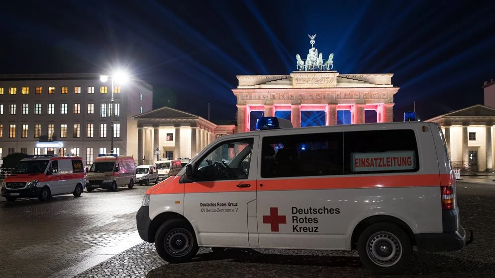 Ambulancia de la Cruz Roja en la puerta de Brandemburgo de Berlín