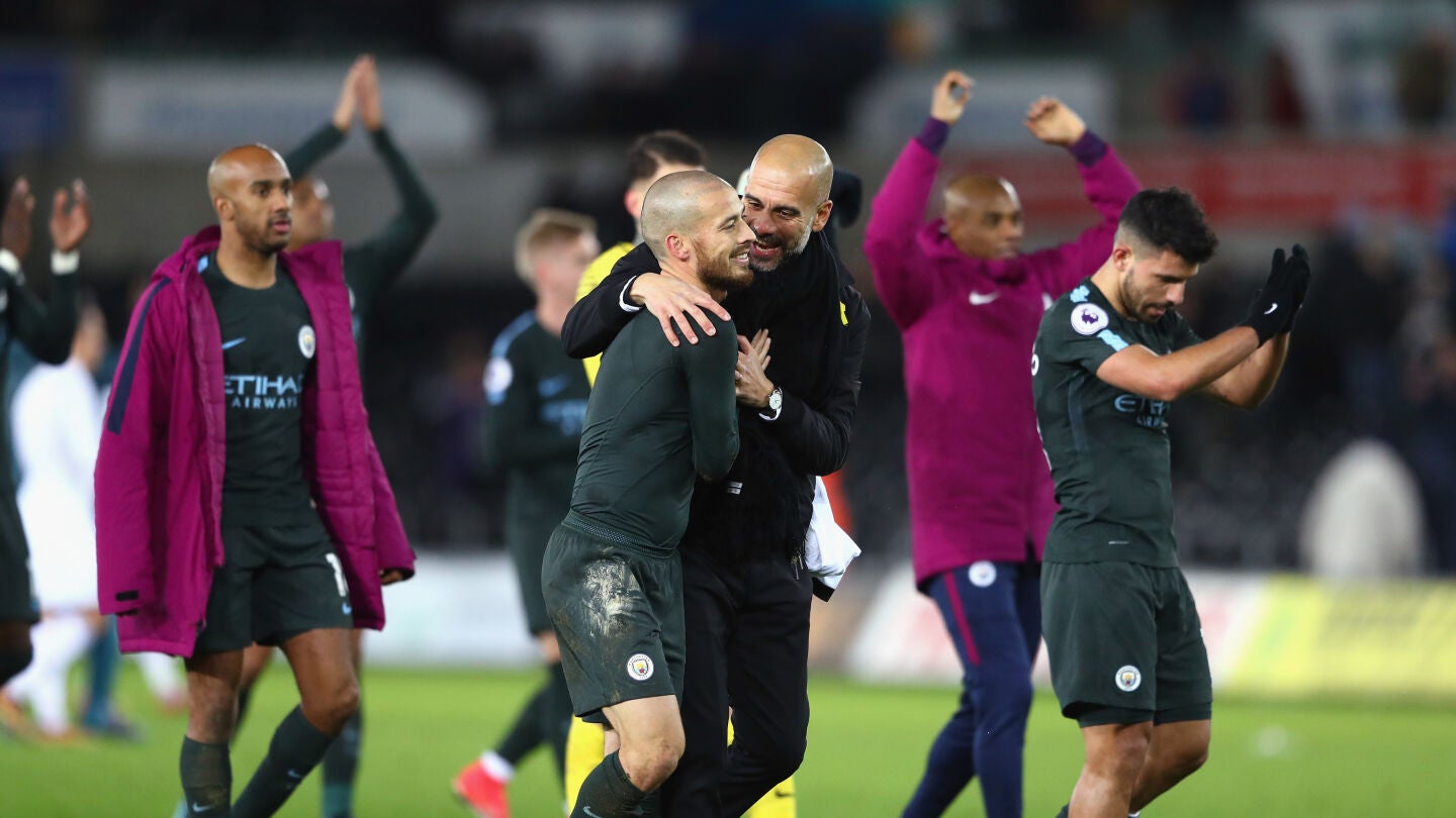 Guardiola abraza a Silva tras un partido